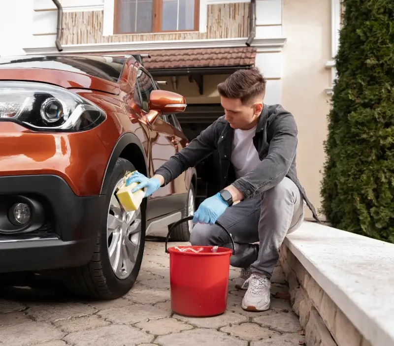 Lavage auto à domicile Saint-Flour : professionnel intervenant sur un véhicule